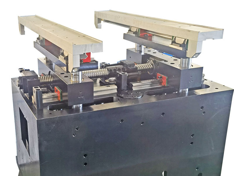 我们专注于高精度冲压件，传统人工作业的质量波动已成为交付瓶颈。冲压机械手如何实现超越人力的稳定精度，确保每一件产品都完美无瑕？